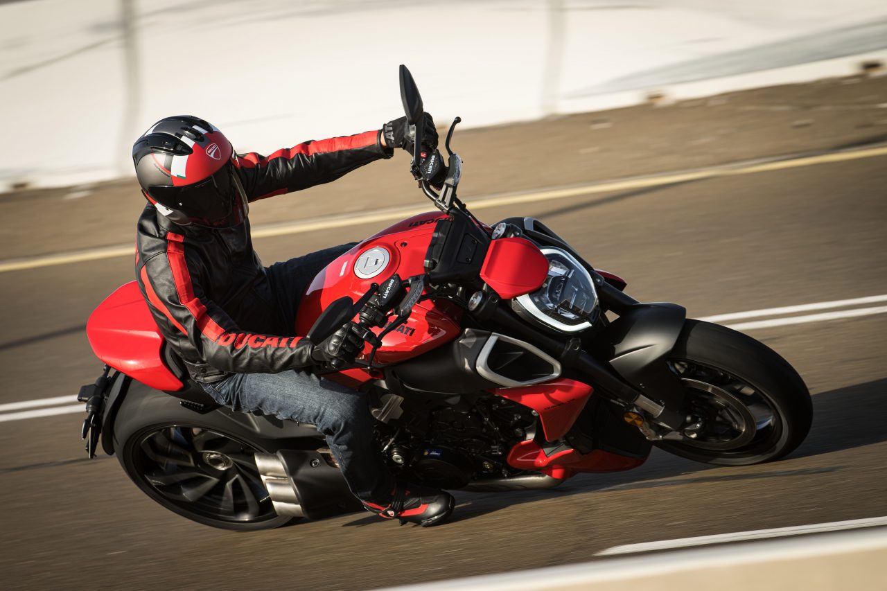 Ducati Diavel V4 chega ao mercado com novo motor e design inconfundível