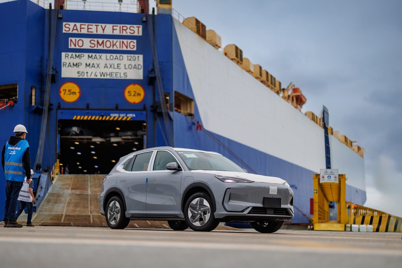 Primeiro lote do Geely EX5 chegou ao Brasil e antecipa lançamento do SUV elétrico em julho