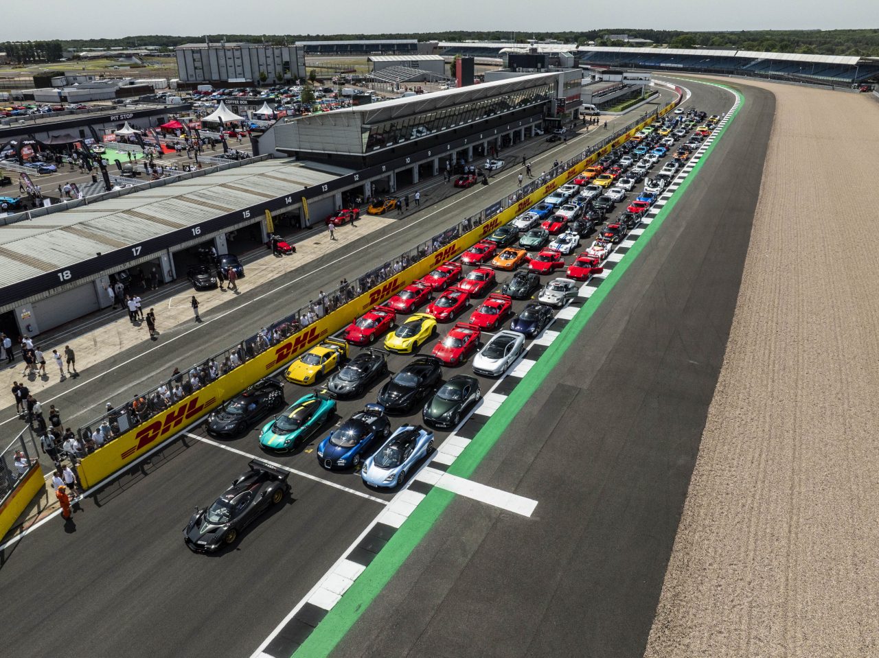 Supercar Driver reúne 120 hipercarros em Silverstone no maior Secret Meet da história