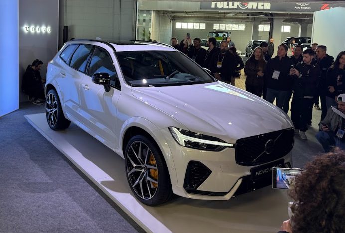 Volvo apresenta novo XC60 e EX30 Cross Country ao Brasil