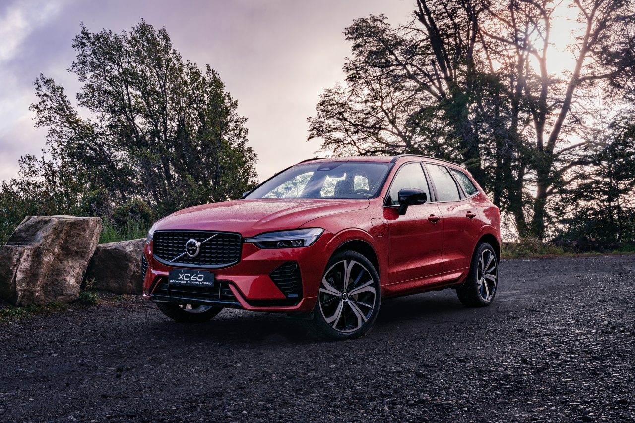 Volvo XC60 2026 estreia no Brasil com design renovado e foco em eletrificação