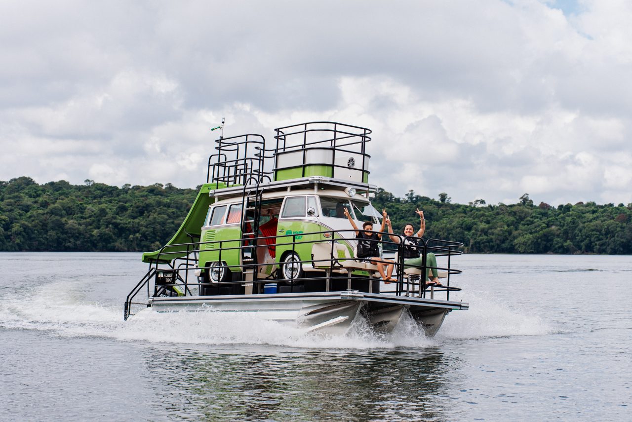 Kombi Boat: quando a liberdade das estradas encontra as águas do lazer náutico