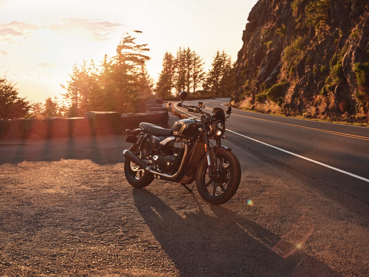 Triumph Speed Twin 900 2025 estreia no Brasil com visual renovado, mais tecnologia e desempenho refinado