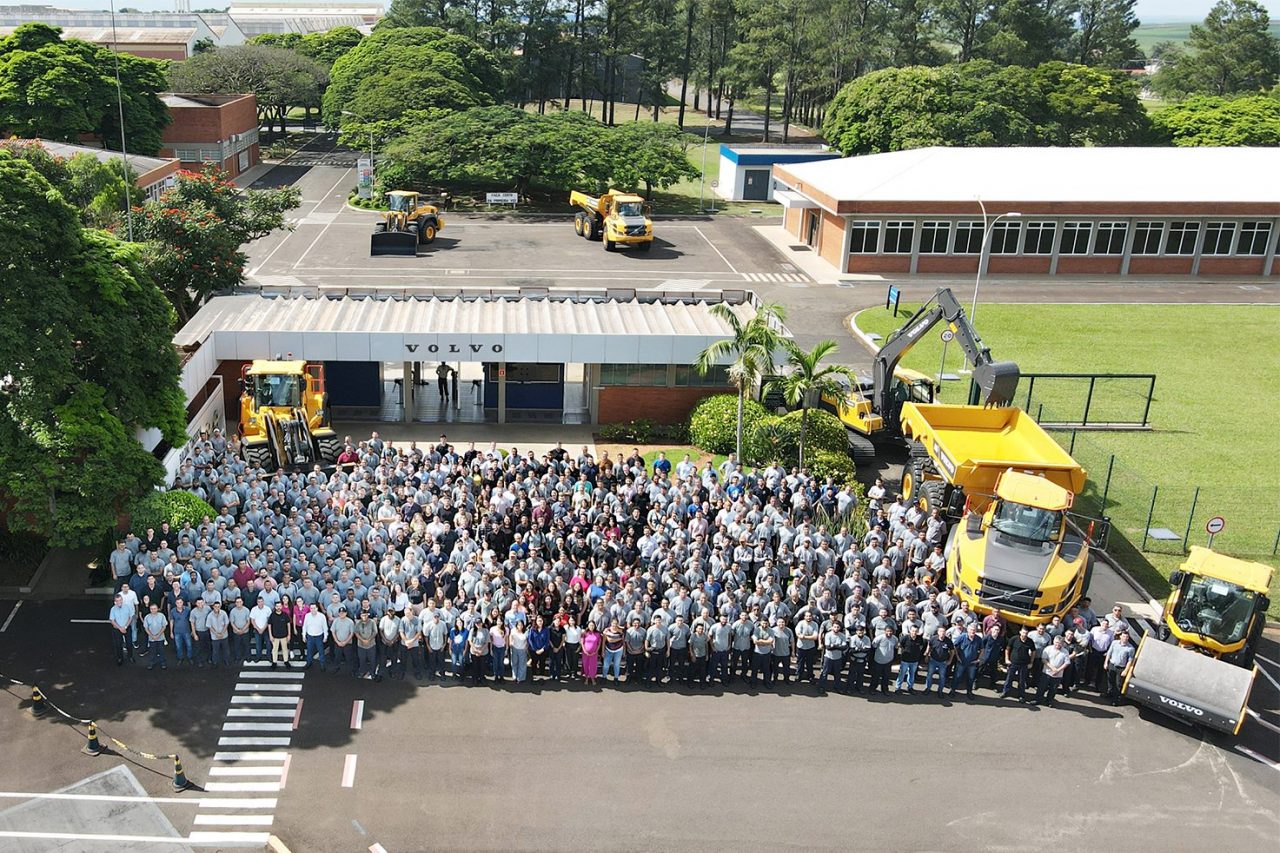 Volvo CE celebra 50 anos da fábrica de Pederneiras com foco em alta tecnologia e exportações