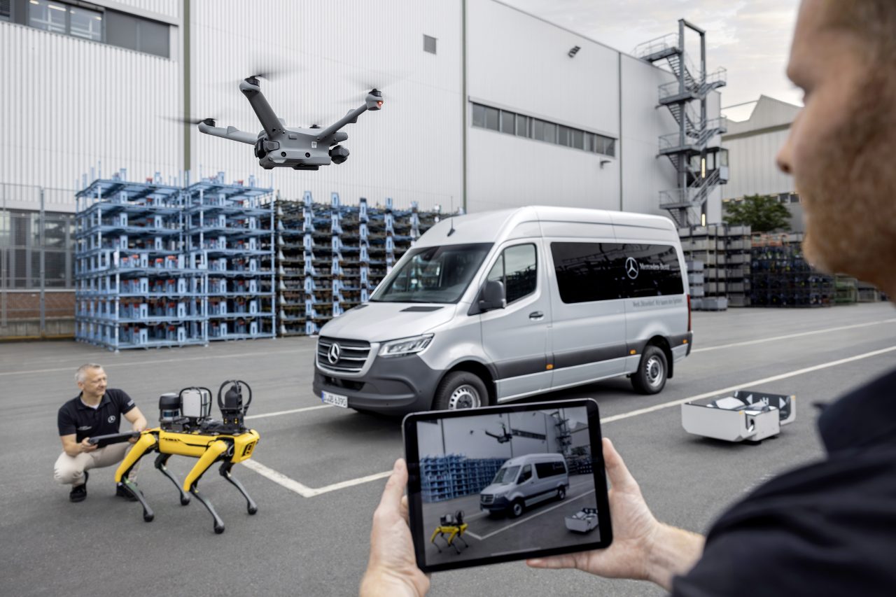 Robô-cão e drone: Mercedes-Benz automatiza fábrica com tecnologia autônoma