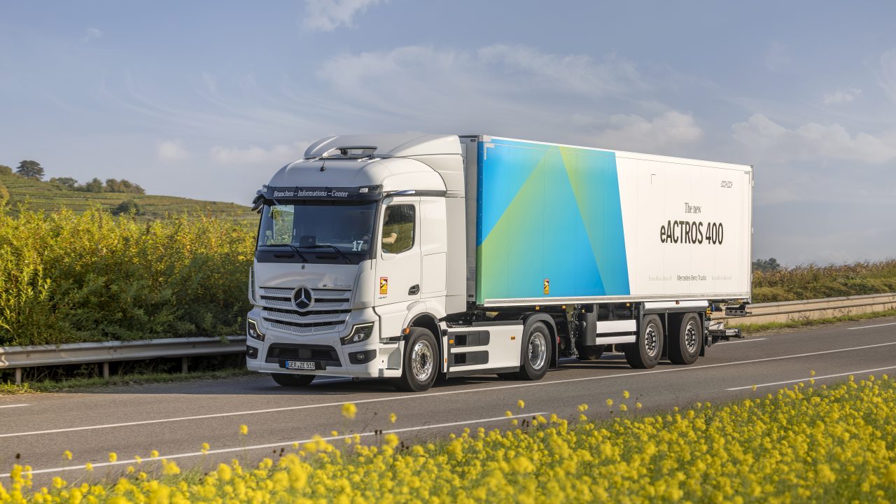 Mercedes-Benz Trucks lança eActros 400 com tecnologia do 600 e expande portfólio de caminhões elétricos