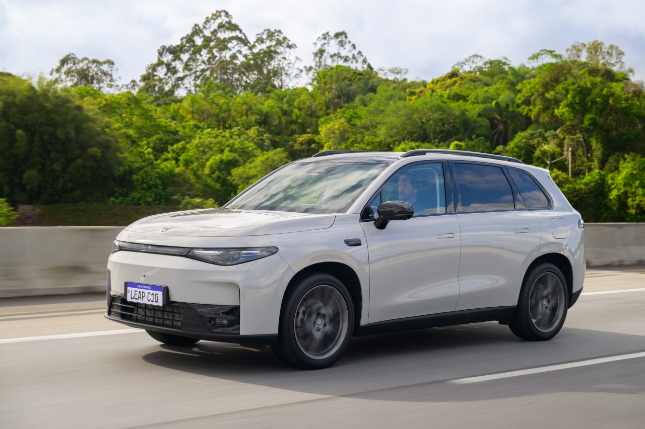 Leapmotor C10 estreia no Brasil oferecendo REEV, conectividade e preços competitivos