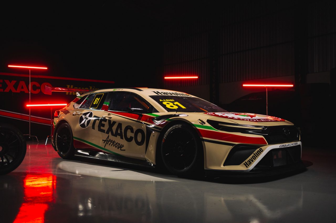 Texaco transforma placas vintage em roupa e leva coleção a Interlagos