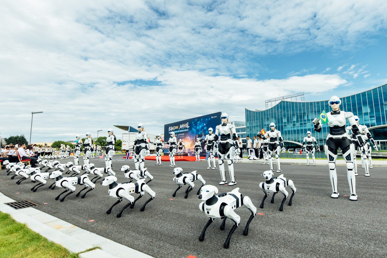Robôs Mornine e Argos agitam estande no Festival Interlagos