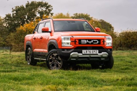 Picape híbrida de 436 cv roda até 90 km sem gasolina, mas consumo com bateria descarregada chama atenção