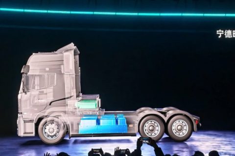 Caminhão elétrico troca bateria em 5 minutos e pode rodar mais de 600 km