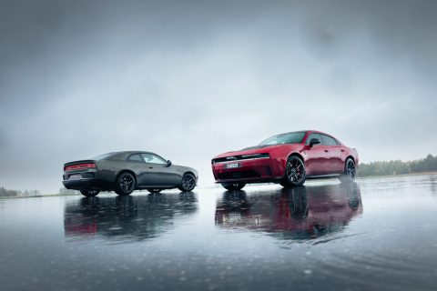 Elétrico de 670 cv ou biturbo de 550 cv? Dodge Charger volta à Europa com duas receitas de potência