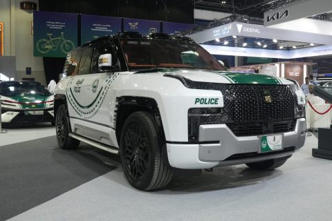 SUV de 1.197 cv que flutua na água e gira 360° entra para a frota da polícia de Dubai