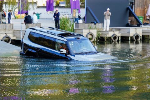 SUV híbrido que vira barco? Jetour G700 atravessa a água e prepara chegada ao Brasil