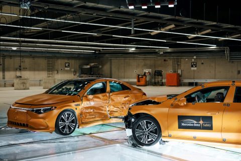 Mercedes-Benz bate dois CLA a 56 km/h e testa segurança de elétrico em colisão lateral