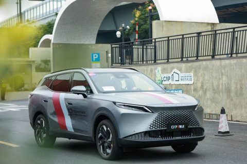 OMODA 7 estreia híbrido com bateria de 5 kWh e V2L