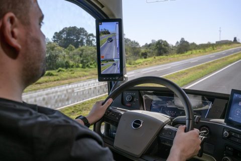 Volvo lança tecnologia que para caminhão sozinho se motorista dormir ao volante