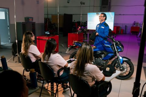 Curso gratuito de mecânica para mulheres acontece neste sábado em todo o Brasil